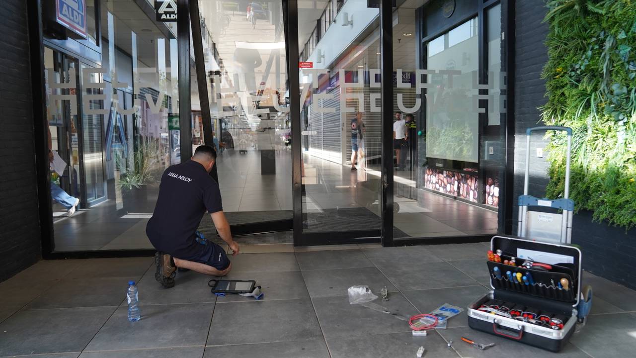 Inbrekers slaan toe bij juwelier Lucardi in Helftheuvelpassage in Den Bosch