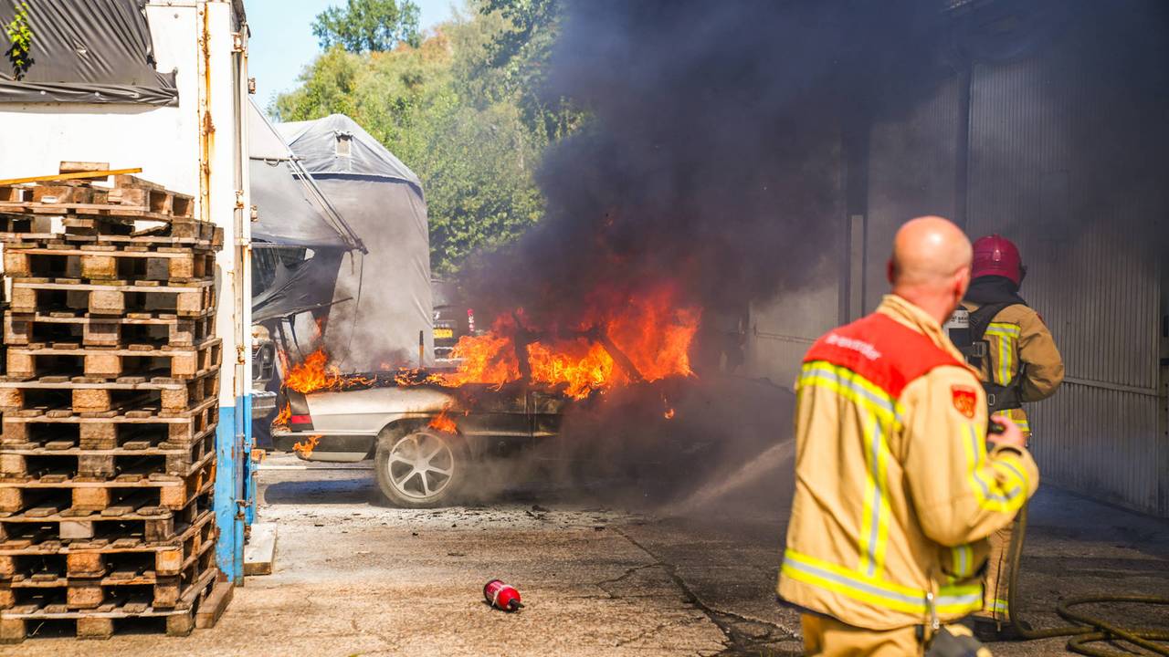 Auto volledig uitgebrand bij dierenpension in Geldrop