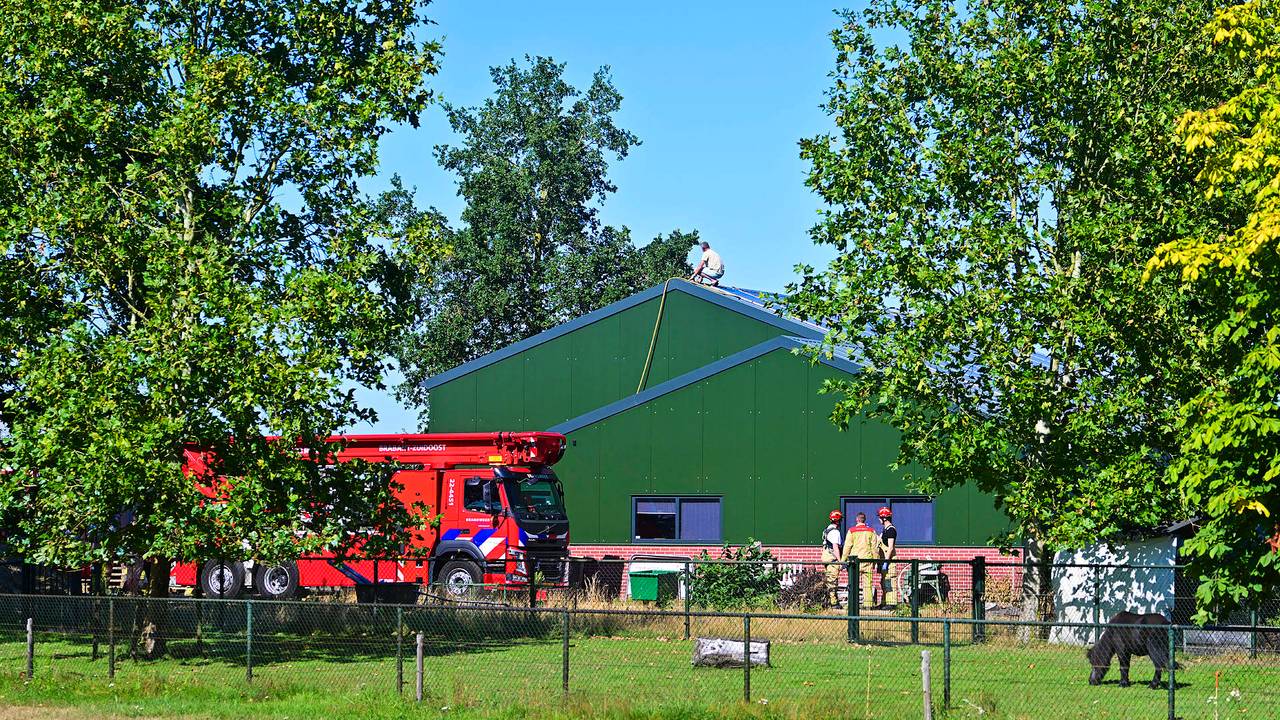 Boer blust brand op eigen schuur in Sterksel: met blote voeten op heet dak