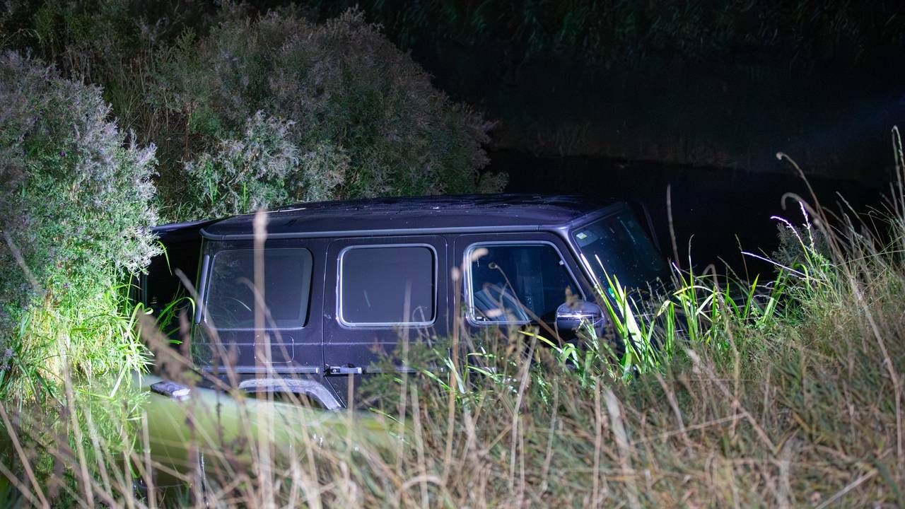 Auto eindigt in sloot na politieachtervolging Noordhoek, bestuurder gewond