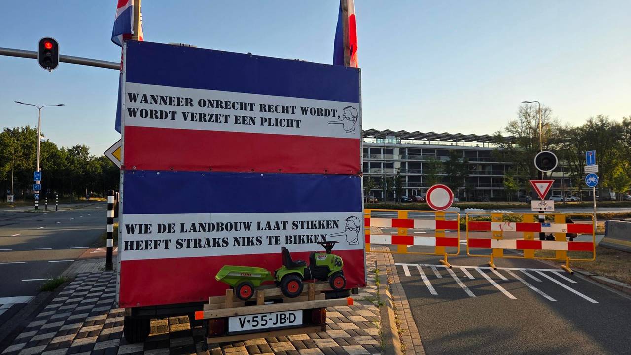 Protestborden bij het provinciehuis (Foto: Omroep Brabant)