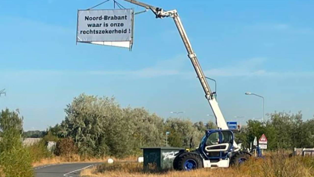 Een protestbord bij de N279 bij Berlicum.