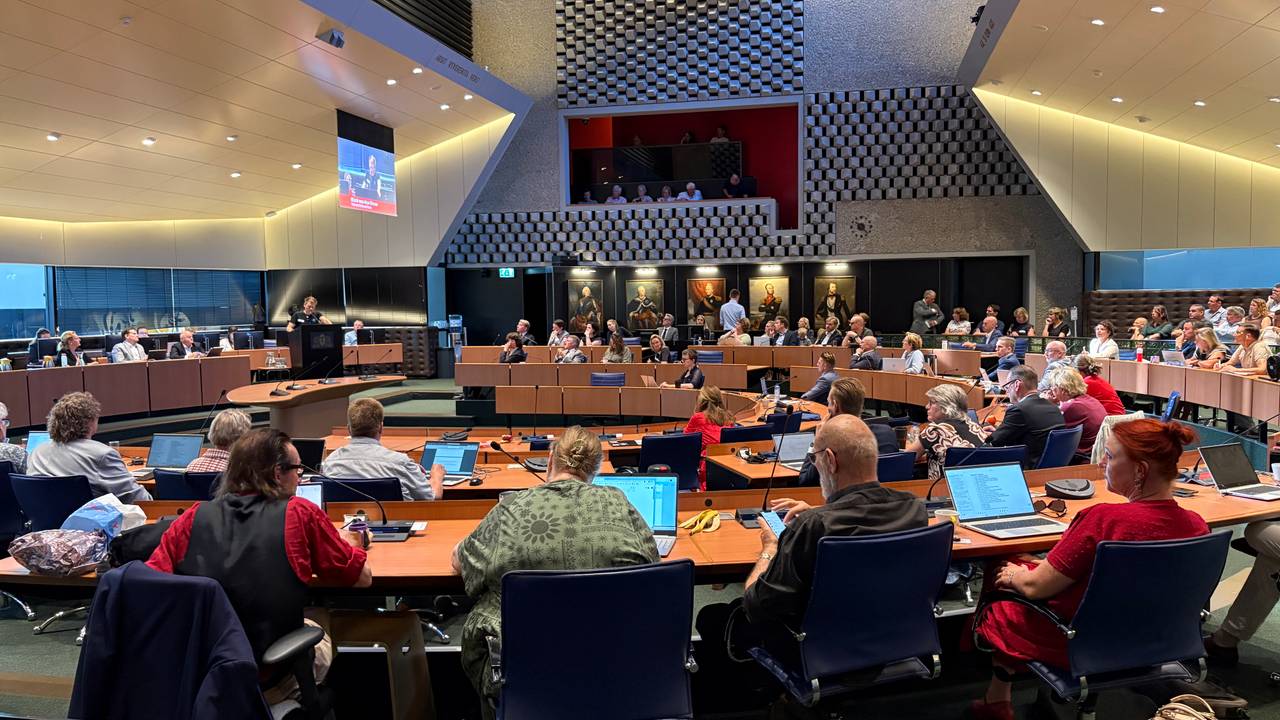 Het debat in Provinciale Staten over het plan om vergunningen van vijfpluimveehouders in te trekken (foto: Omroep Brabant)