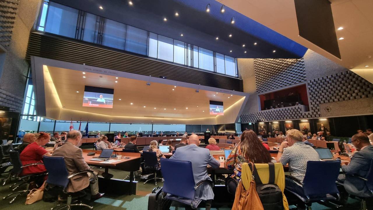 Provinciale Staten debatteert over het intrekken van de vergunningen van vijf pluimveehouders (foto: Omroep Brabant)