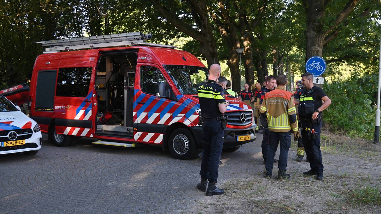 Scootmobiel in het water in Breda (foto: Perry Roovers/Persbureau Heitink).