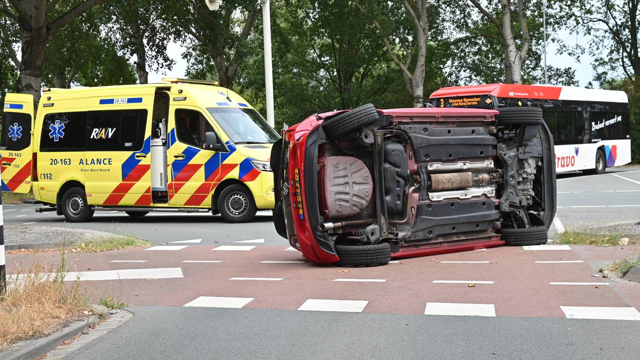 Botsing op de kruising van de Emerparklaan met de Peerdsbroek (foto: Perry Roovers/Persbureau Heitink).