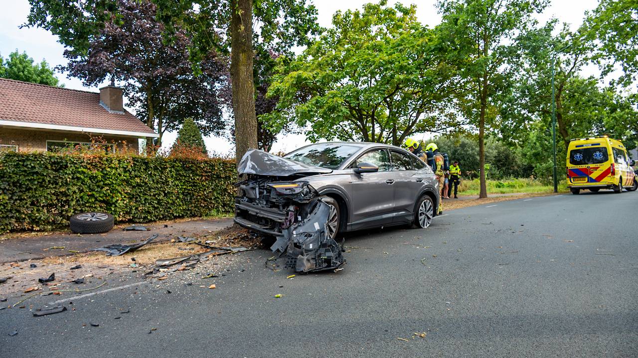 De auto raakte zwaar beschadigd door de klap (foto: Tom van der Put/Persbureau Heitink).