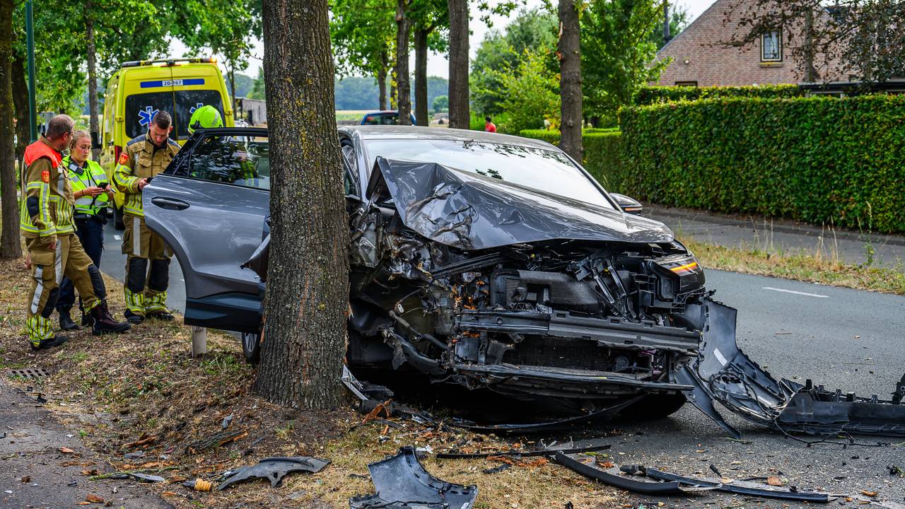 Forse schade aan de Audi Q4 E-tron na de klap tegen de boom (foto: Tom van der Put/Persbureau Heitink).