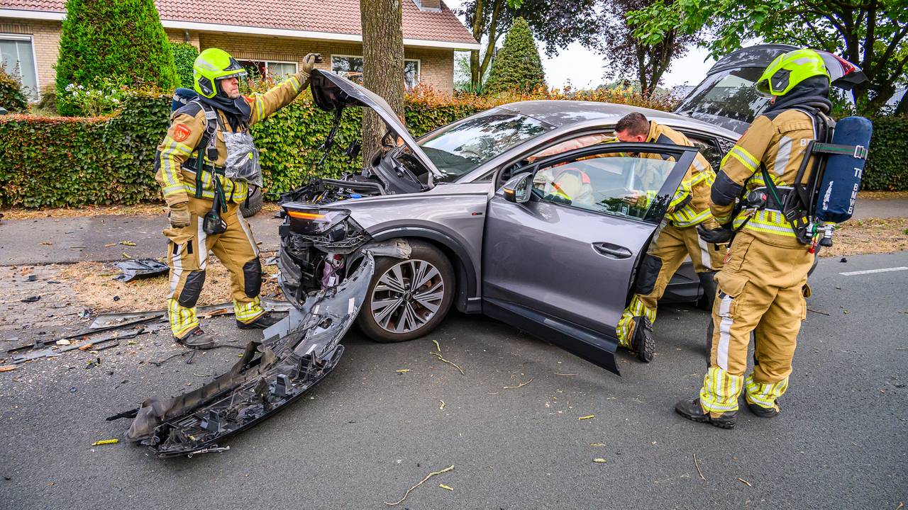 De brandweer controleert de elektrische auto (foto: Tom van der Put/Persbureau Heitink).