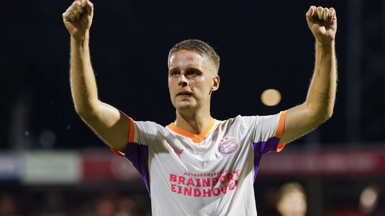 Joey Veerman juicht na de 1-2 zege op Excelsior (Maurice van Steen/ANP).