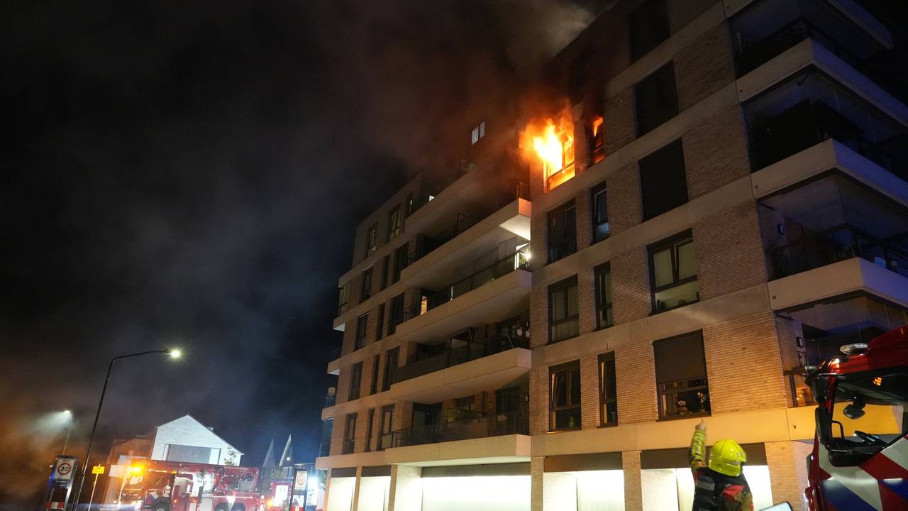 Grote woningbrand in flat in Oosterhout: bewoners geëvacueerd