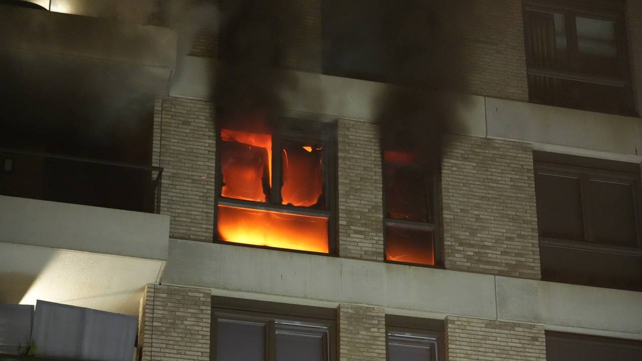 Grote brand bij flat in Oosterhout (foto: Jeroen Stuve / Persbureau Heitink).