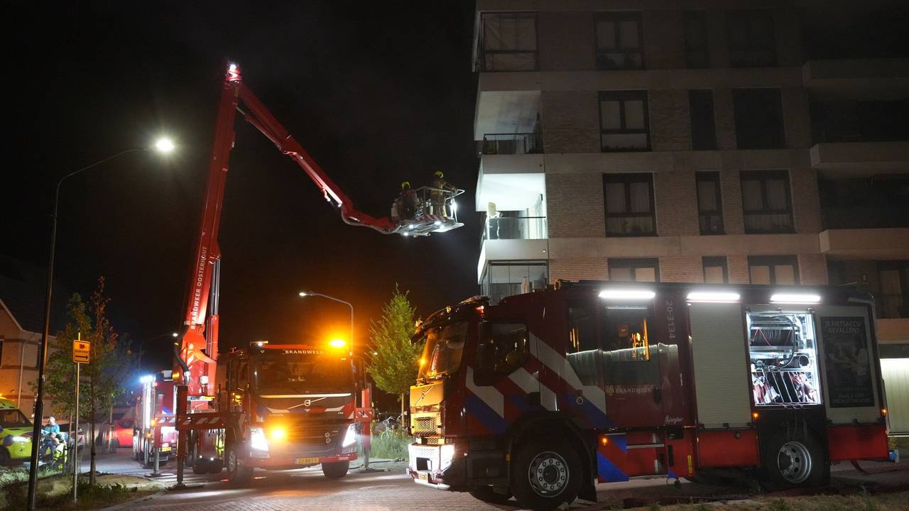 Grote brand bij flat in Oosterhout (foto: Jeroen Stuve / Persbureau Heitink).
