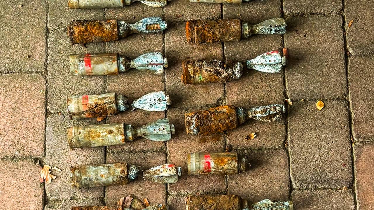 De Britse 2 inch rookgranaten op de oprit (foto: Dave Hendriks/SQ Vision).