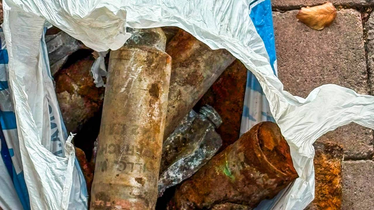 De jongens namen de rookmortieren mee in een plastic tasje (foto: Dave Hendriks/SQ Vision).