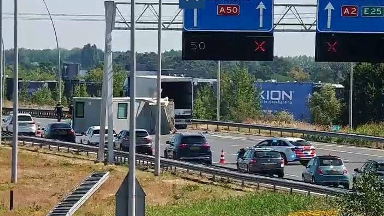 Vrachtwagen verliest lading (foto: Rijkswaterstaat Verkeersinformatie/X).