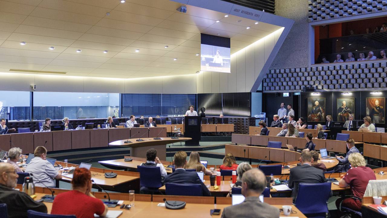 Het debat in Provinciale Staten, over het intrekken van vergunningen van vijf pluimveehouders (foto: ANP)