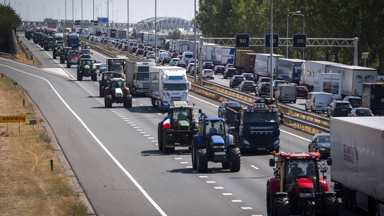 Boeren rijden op de A2 bij Waardenburg (foto: ANP).