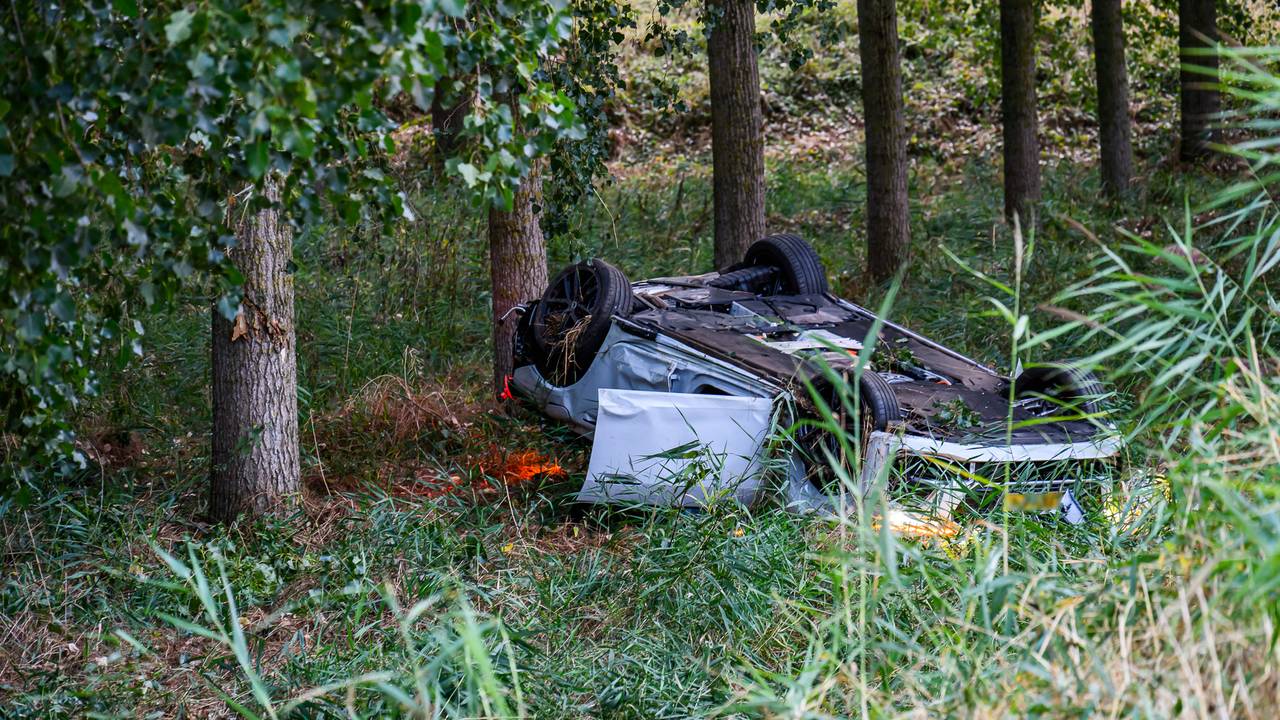 Auto belandt op de kop na crash op A17 bij Moerdijk, drie gewonden
