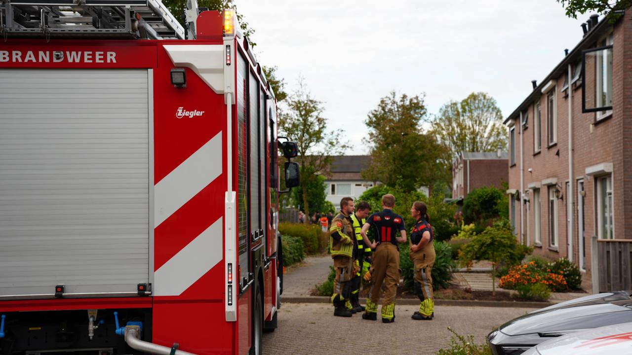 Een vrouw is overleden nadat haar bed in brand vloog in Dussen (foto: Erik Haverhals/Persbureau Heitink).