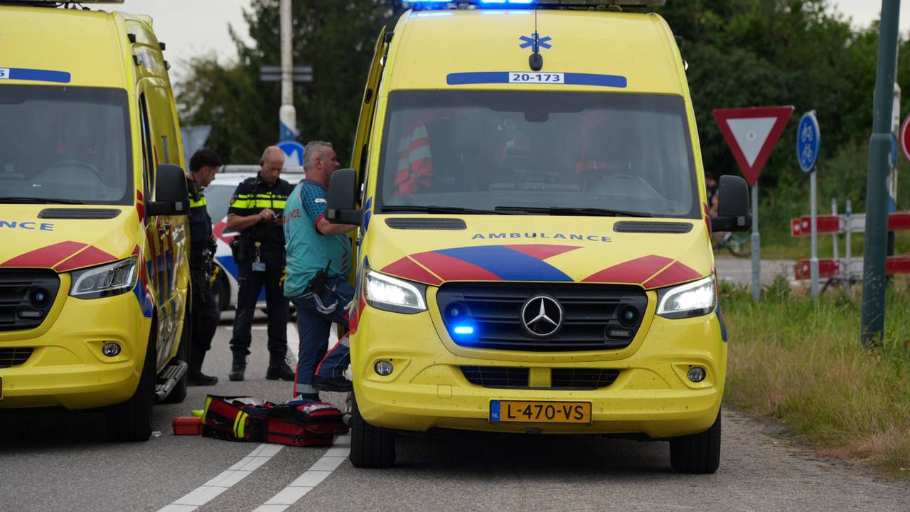 Een vrouw is overleden nadat haar bed in brand vloog in Dussen (foto: Erik Haverhals/Persbureau Heitink).