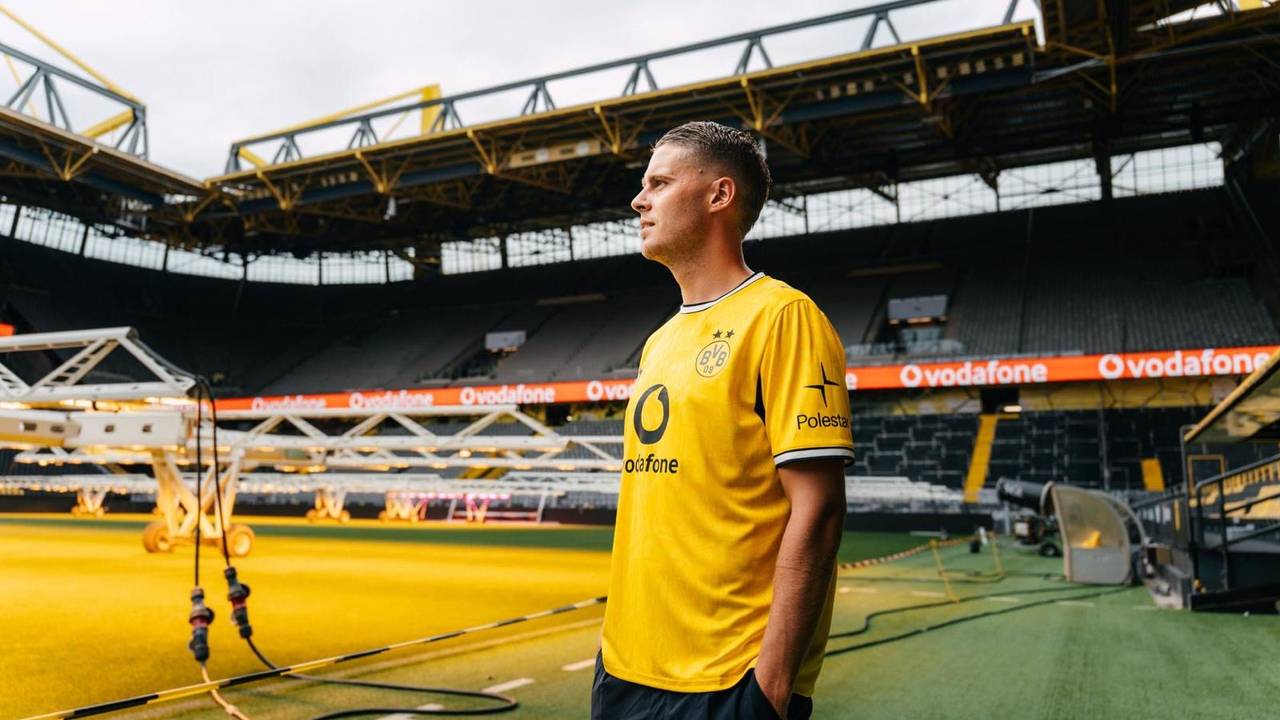 Joey Veerman in het stadion en shirt van Borussia Dortmund (foto: Borussia Dortmund).