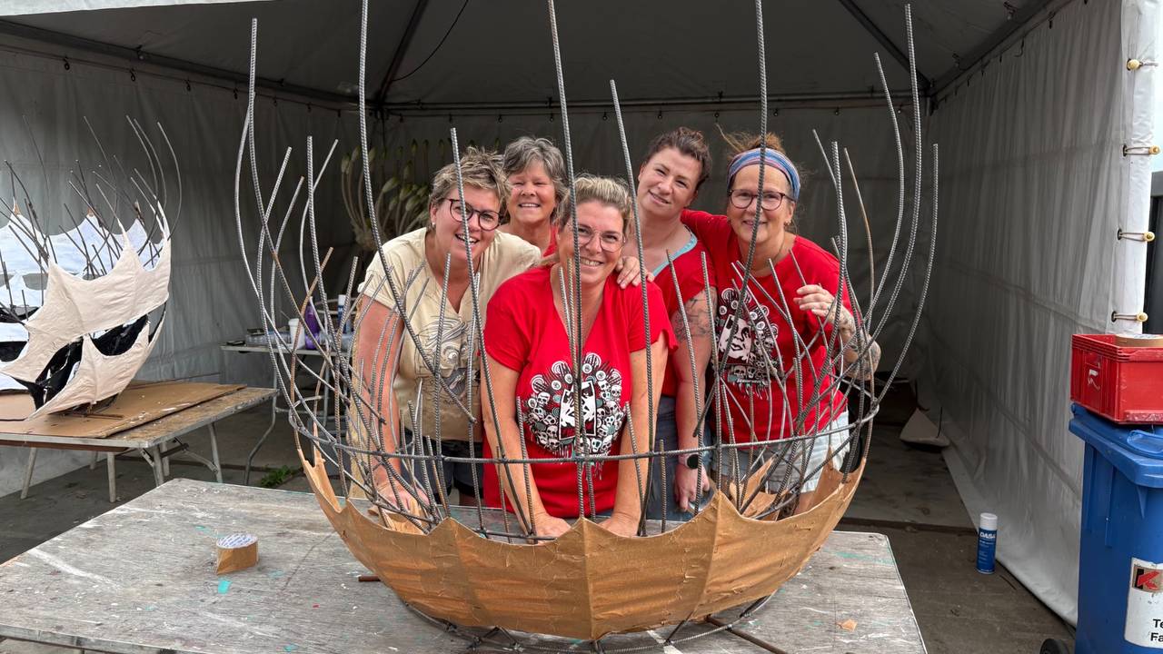 Hete bouwtent zorgt voor historische achterstand bij bouw van corsowagen (foto: Ruud Ritzen)
