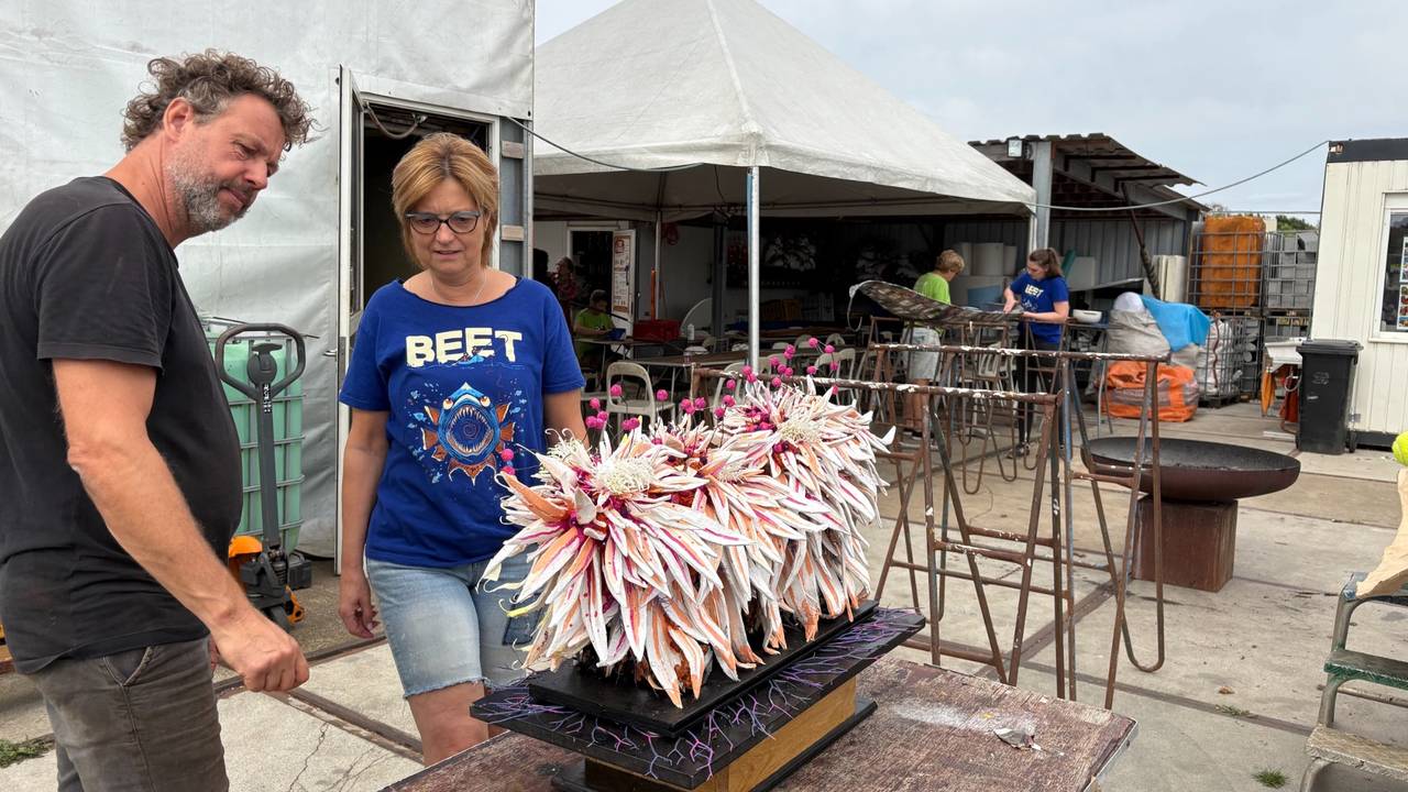 Hete bouwtent zorgt voor historische achterstand bij bouw van corsowagen (foto: Ruud Ritzen)