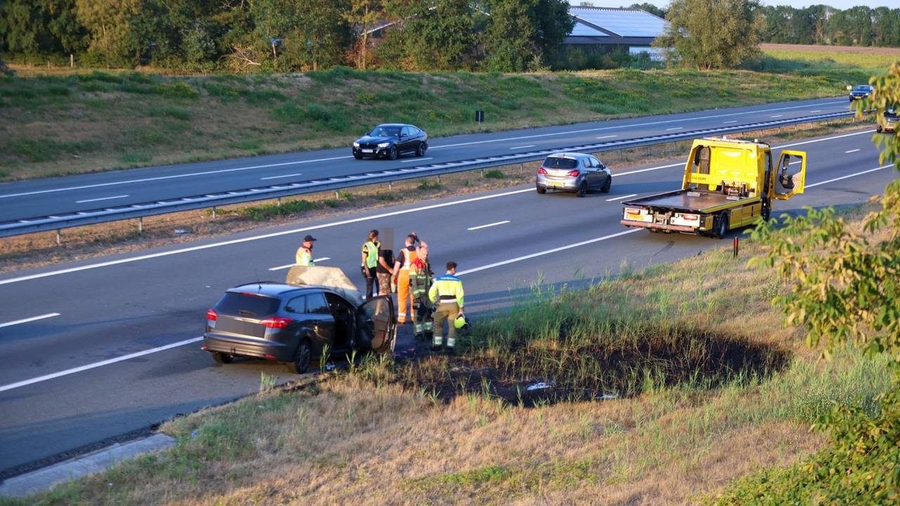 Auto vliegt tijdens rijden in brand A50 Heeswijk-Dinther (foto: Addy smits / Persbureau Heitink).