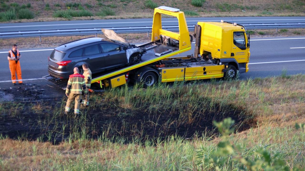 Auto vliegt tijdens rijden in brand A50 Heeswijk-Dinther (foto: Addy smits / Persbureau Heitink).