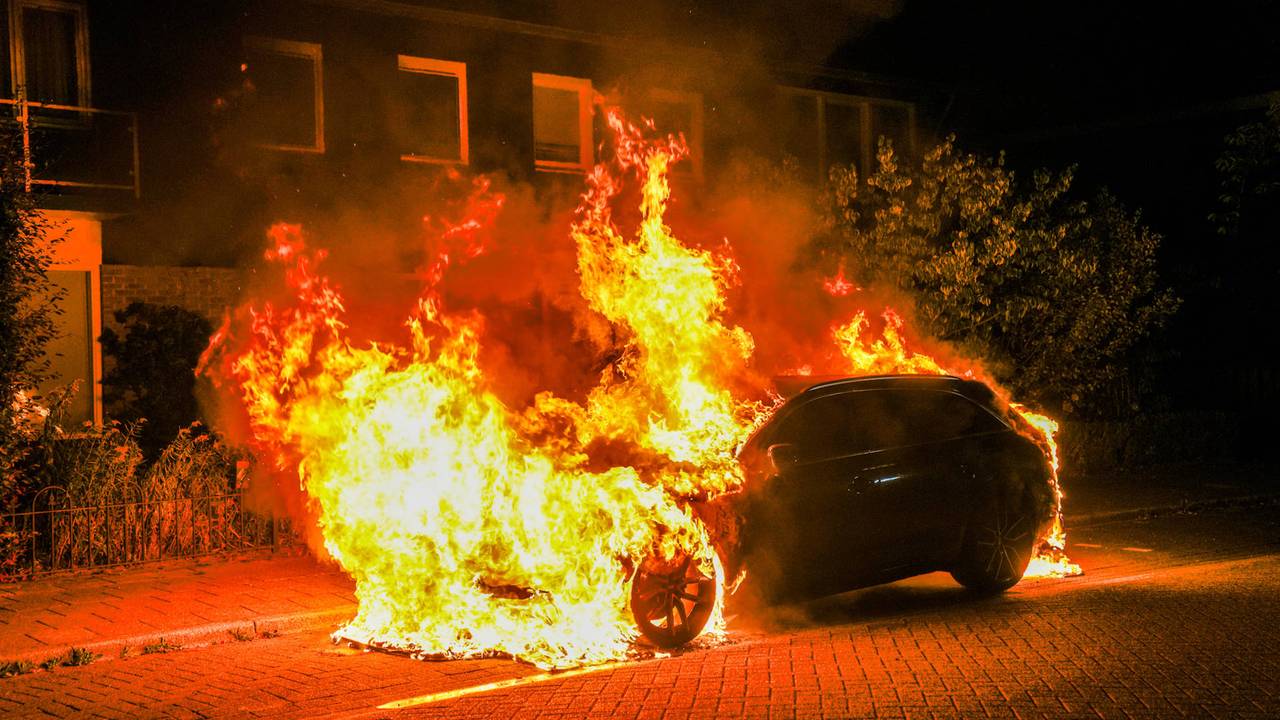 Auto uitgebrand in Geldrop, buurtbewoners horen twee harde knallen
