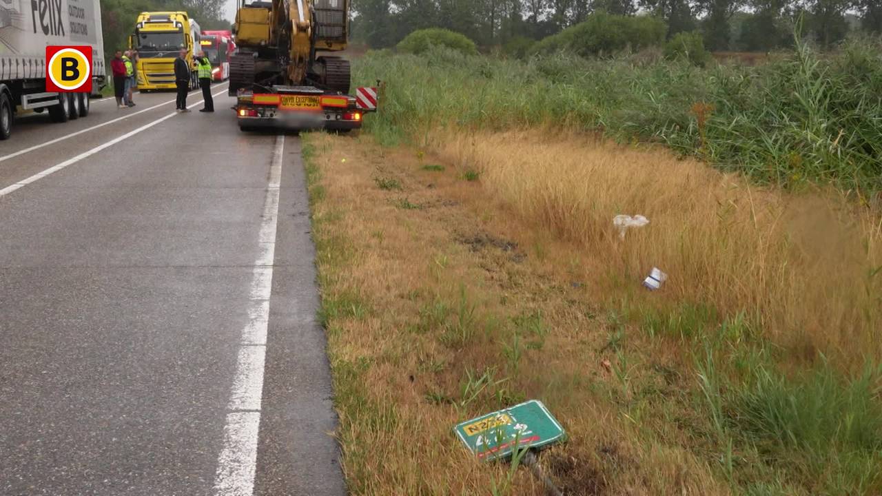Chauffeur gewond bij ongeluk met twee vrachtwagens bij N279