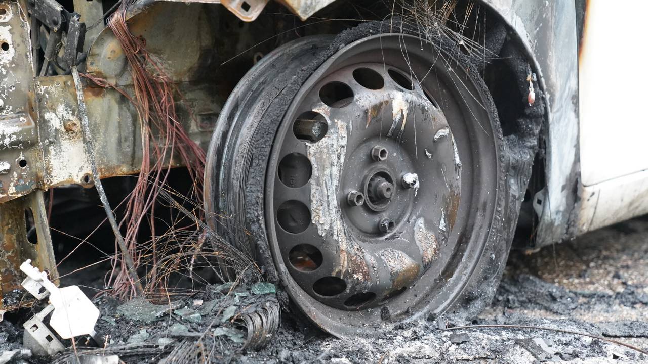 Een auto is volledig uitgebrand in Rosmalen (foto: Bart Meesters/Persbureau Heitink).