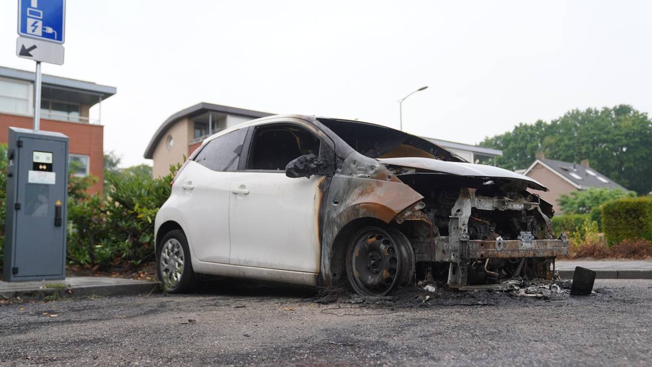 Een auto is volledig uitgebrand in Rosmalen (foto: Bart Meesters/Persbureau Heitink).