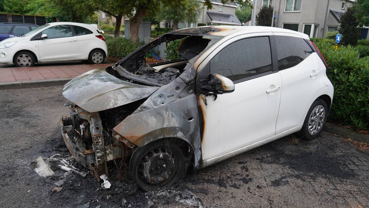 Een auto is volledig uitgebrand in Rosmalen (foto: Bart Meesters/Persbureau Heitink).