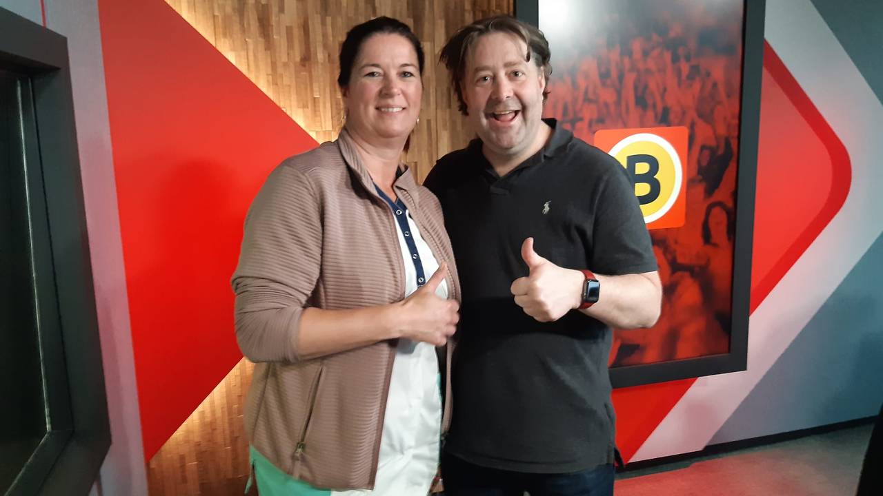 Alexandra en radio-dj Koen Wijn in de studio (foto: Alexandra Koolen).