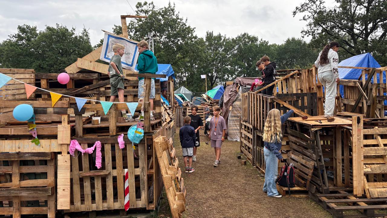 Veghelse kinderen bouwen krottenwijk van 135 hutten in laatste vakantieweek