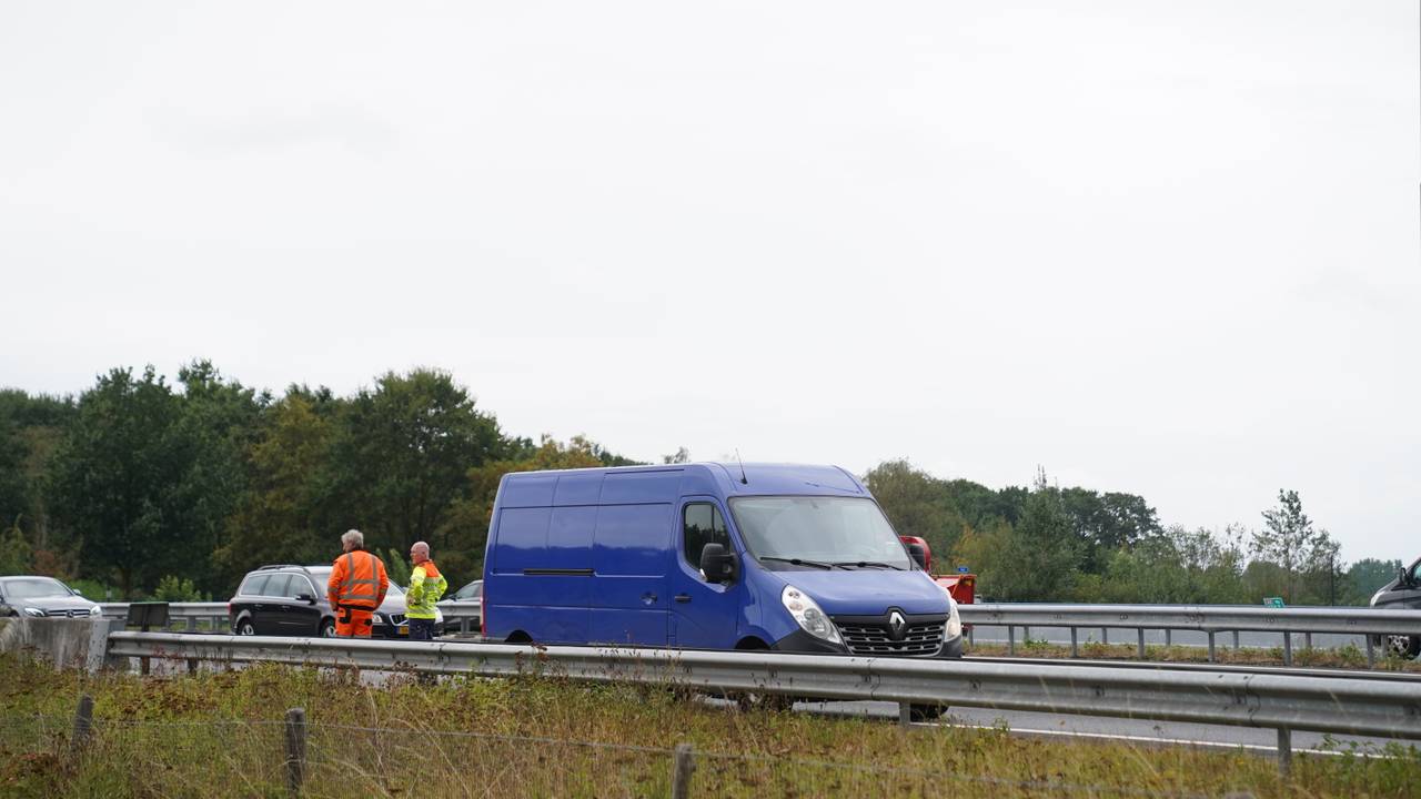 Een man is woensdagmiddag op de vlucht geslagen voor de politie op de A2 bij Vught (foto: Bart Meesters/Persbureau Heitink).