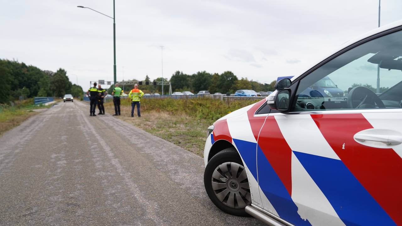 Een man is woensdagmiddag op de vlucht geslagen voor de politie op de A2 bij Vught (foto: Bart Meesters/Persbureau Heitink).
