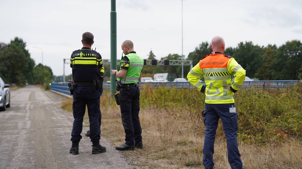 Een man is woensdagmiddag op de vlucht geslagen voor de politie op de A2 bij Vught (foto: Bart Meesters/Persbureau Heitink).