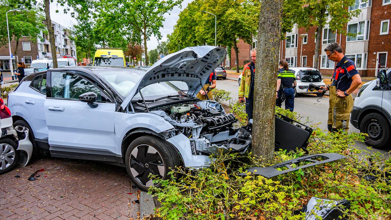 Auto ramt auto's en crasht tegen boom in Breda