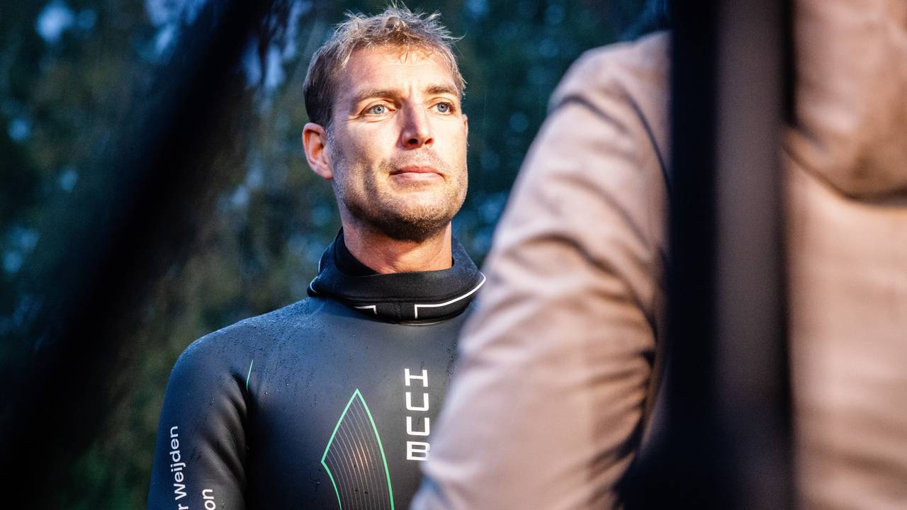 Maarten van der Weijden bij de start van zijn zwemtocht, afgelopen maandag (foto: Jeffrey Groeneweg/ANP).