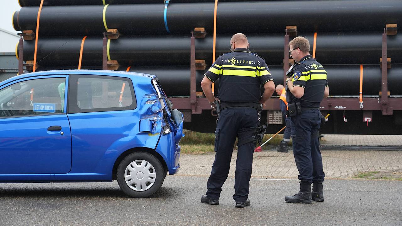 Trein ramt auto op onbewaakte spoorwegovergang, bestuurder met schrik vrij