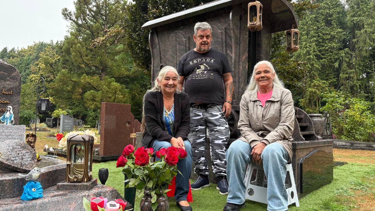 Wies, Hanjo en Trui voor het woonwagengraf van Trui (foto: Ruud Ritzen).