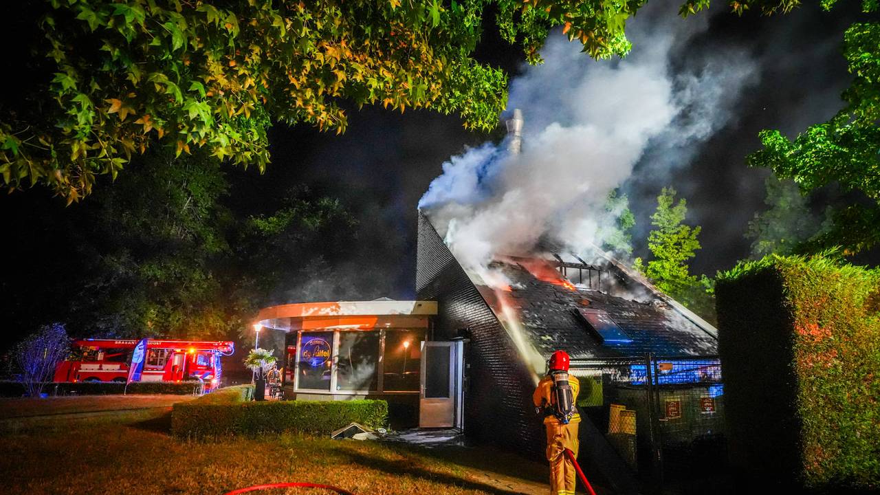 Brand richt grote schade aan bij cafetaria De Luifel in Best