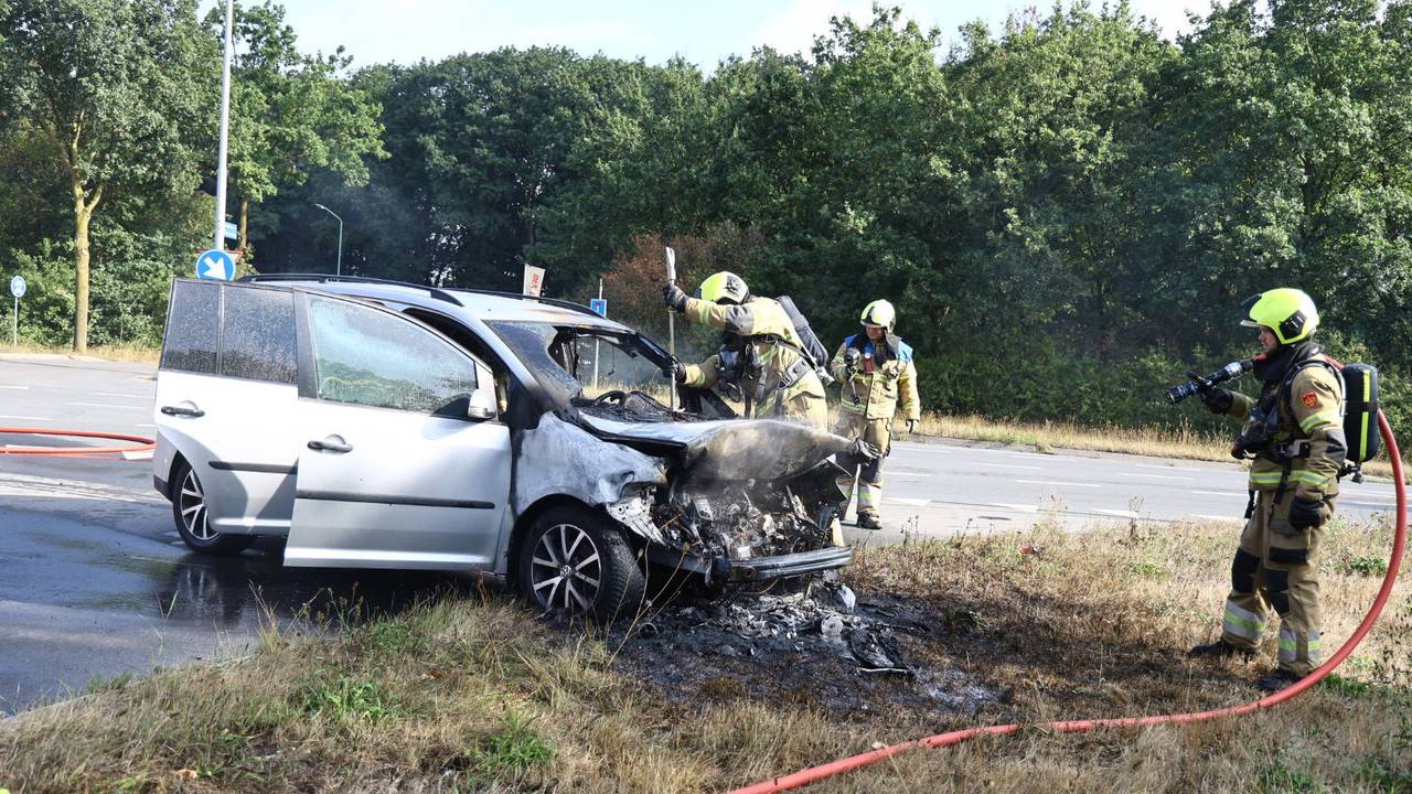 Auto vliegt in brand na botsing in Haps