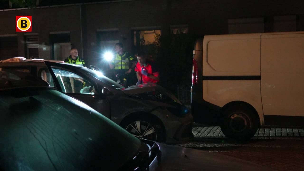 Automobilist veroorzaakt ravage in Helmond en raakt twee geparkeerde auto’s