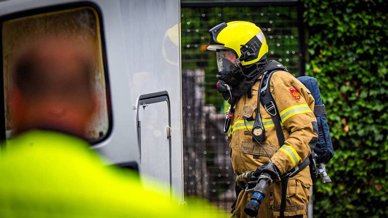 Camper raakt flink beschadigd door brand in Herpen (foto: Lucas Lammers / Persbureau Heitink).