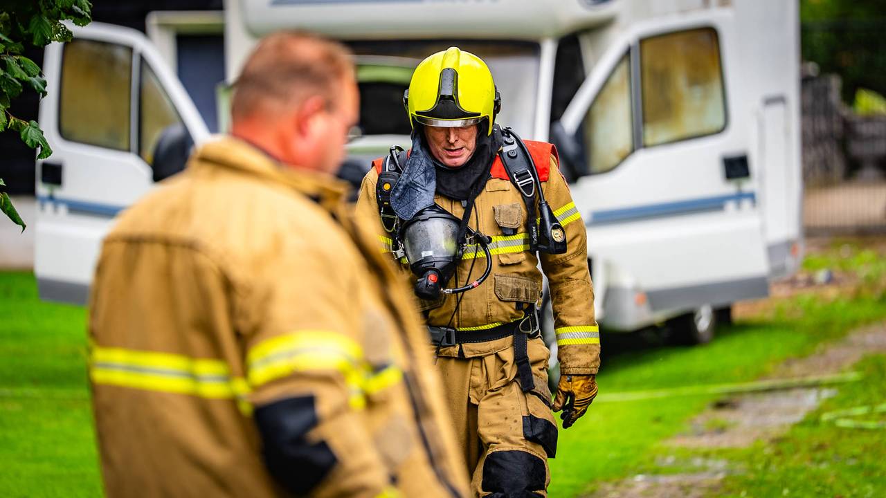 Camper raakt flink beschadigd door brand in Herpen (foto: Lucas Lammers / Persbureau Heitink).