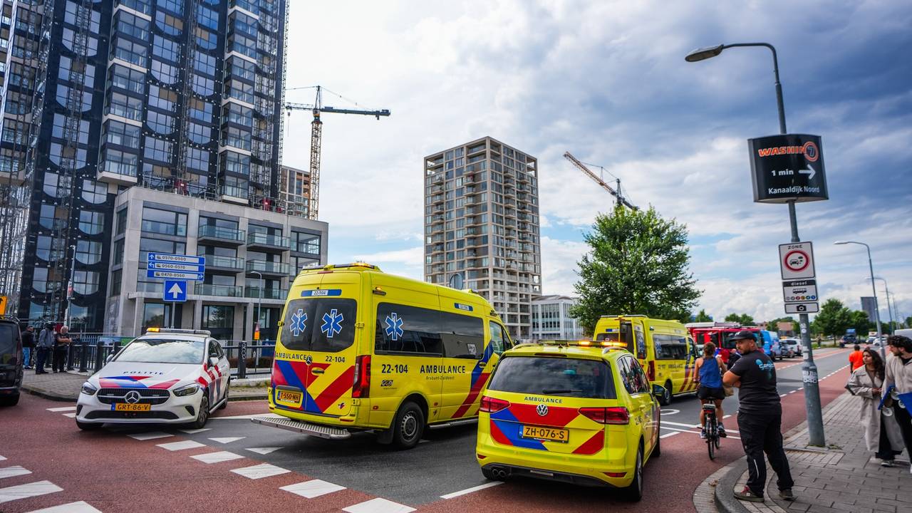 Bouwvakkers twijfelen geen seconde en redden gevallen visser uit water in Eindhoven (foto: Persbureau Heitink).